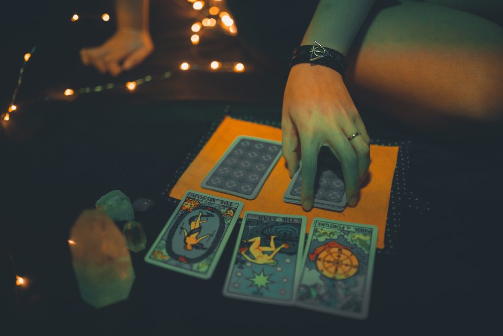 Découvrez l'Art de l'Illusion : Épatez Votre Entourage avec des Tours de Magie de Cartes